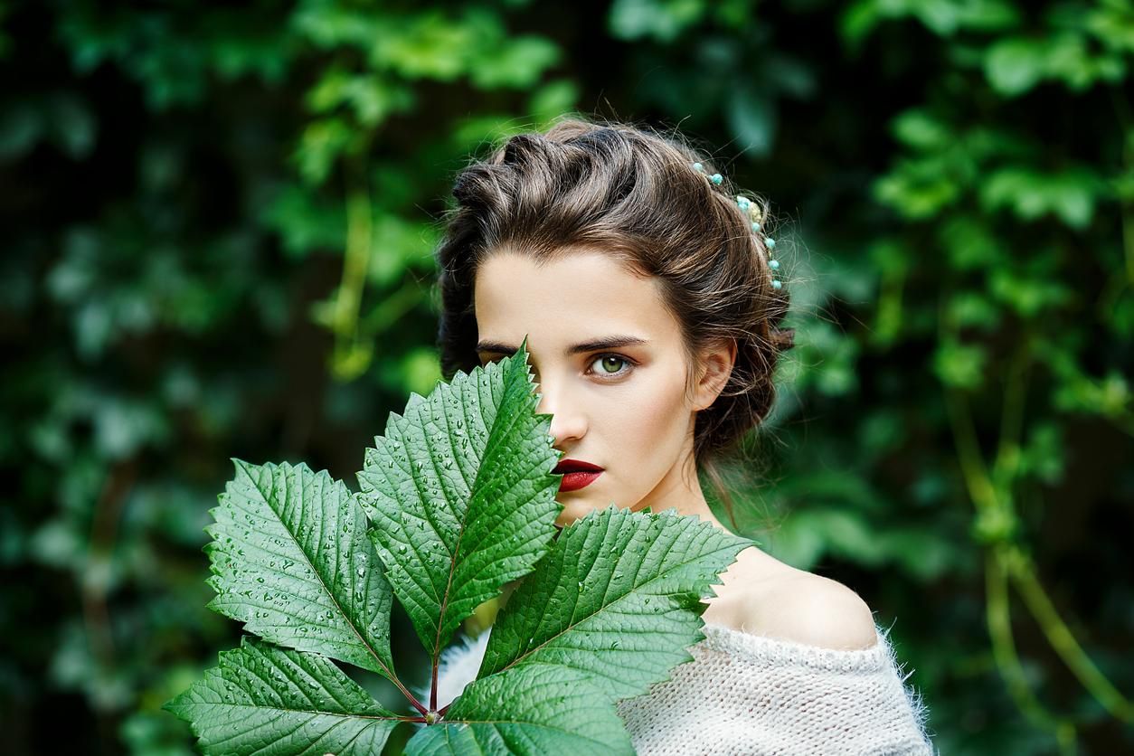 Mujer con hojas en la naturaleza