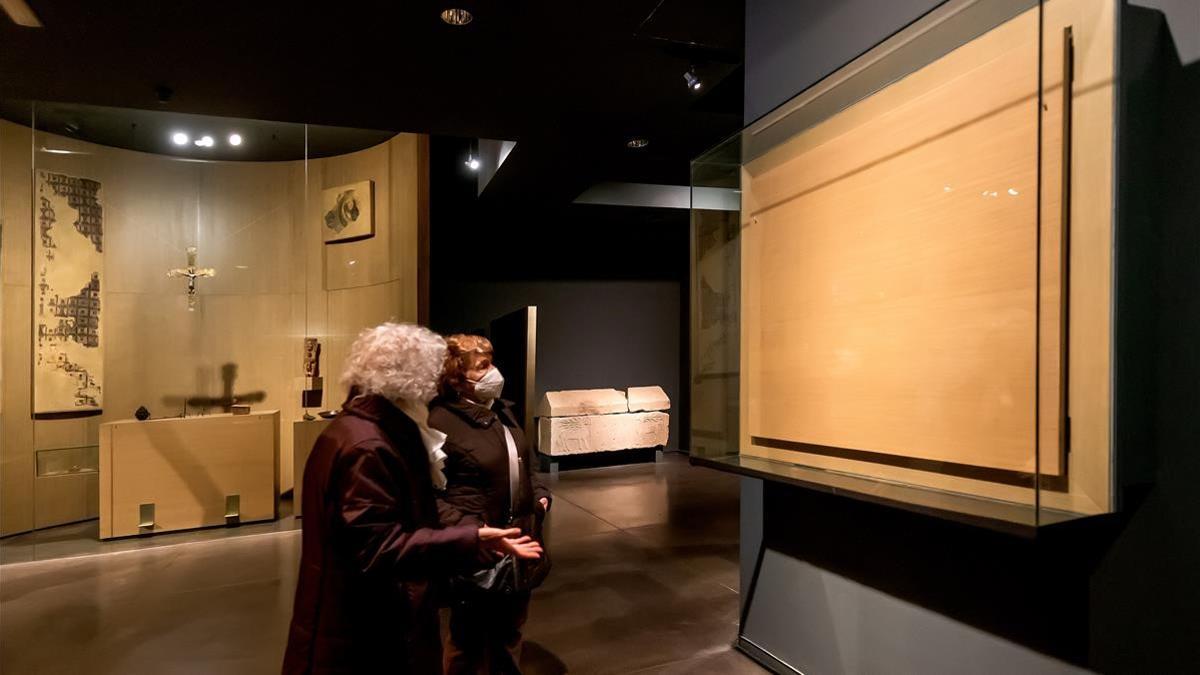 Victòria y Pepita, dos de las visitantes asiduas del Museu de Lleida, frente al vacío dejado por el frontal de Sant Vicenç de Tresserra, este martes.