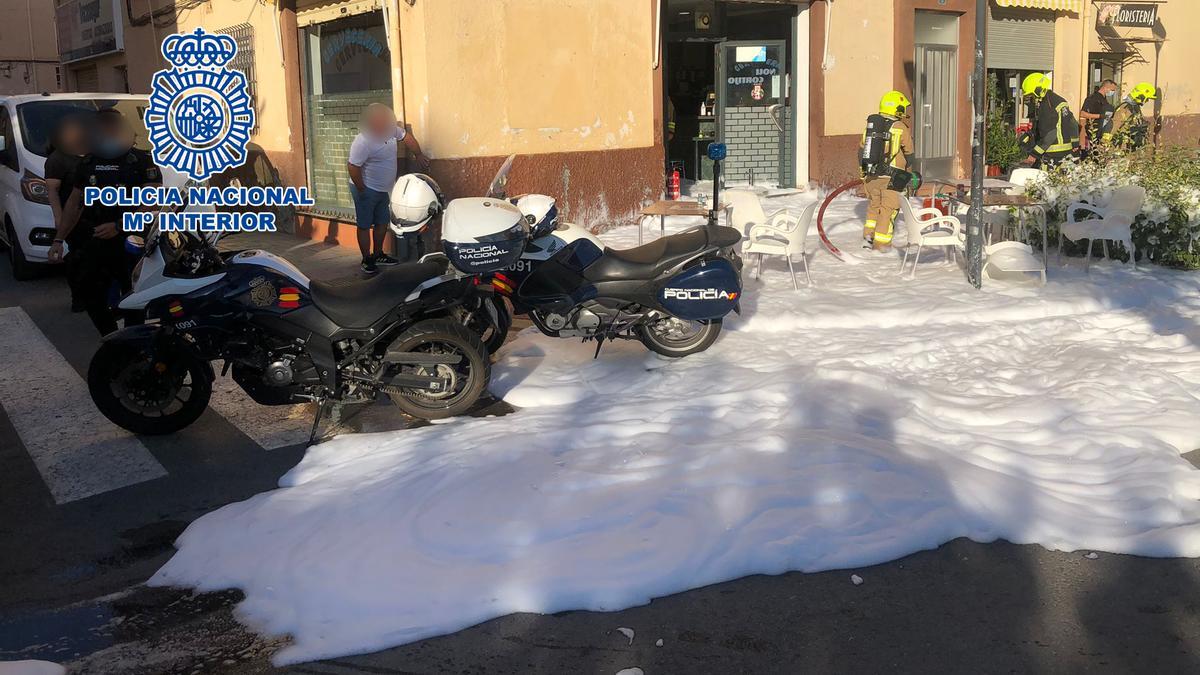 Bomberos echan espuma sobre el local rociado con gasolina por un hombre en Alicante