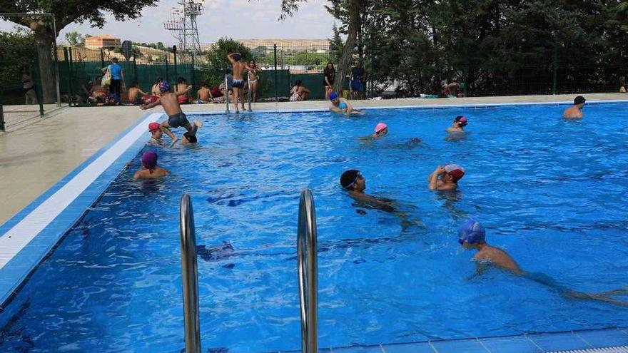 Los primeros usuarios de la remodelada piscina de El Tránsito comprueban las bondades del agua.