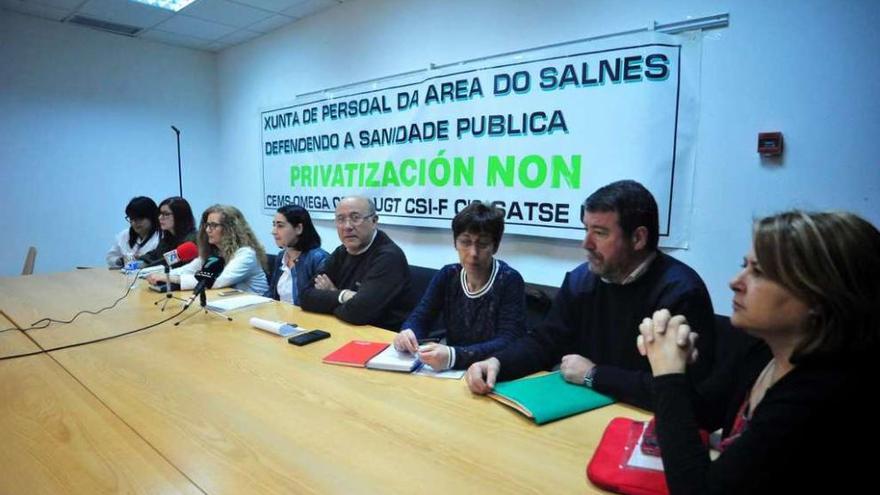 Miembros de la junta de personal del área sanitaria de O Salnés, ayer en el hospital comarcal. // Iñaki Abella