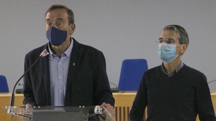 L&#039;alcalde d&#039;Olot, Pep Berga, i el cap de l&#039;àrea de Territori de l&#039;Ajuntament, Ramon Prat, durant la roda de premsa.