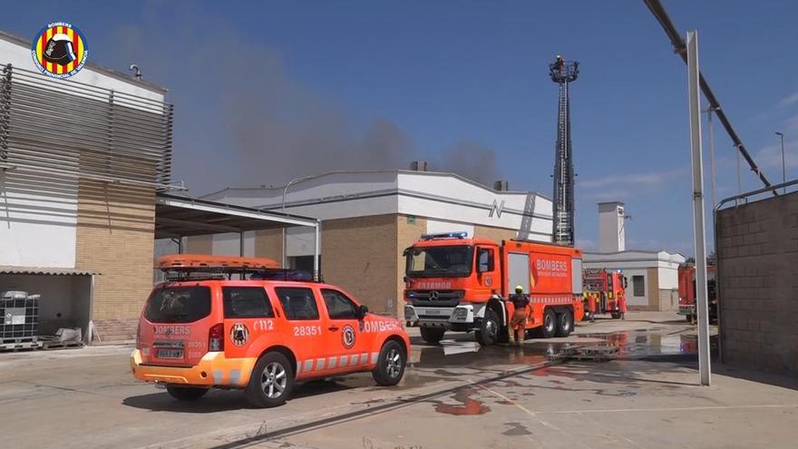 Incendi en una nau de productes químics a Beniparrell