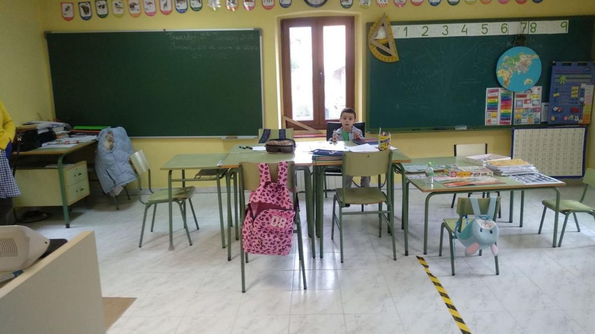 Uno de los niños que cursan estudios en el colegio de Bello.