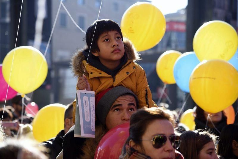 Suelta de globos literarios en la plaza del Pilar