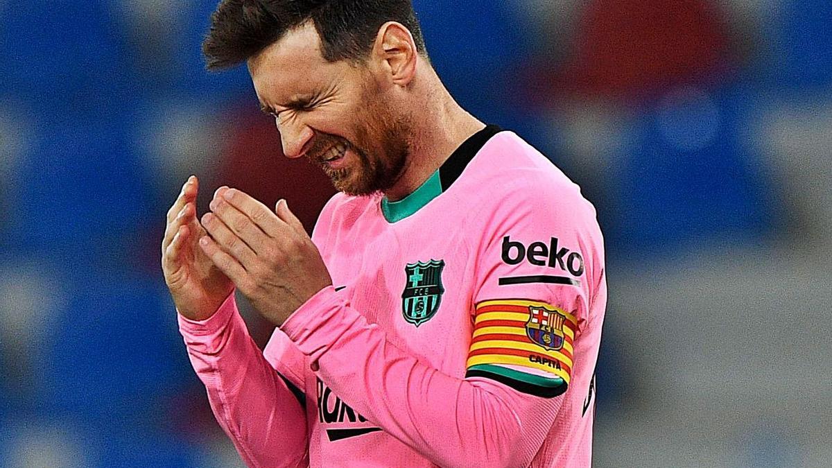Messi se lamenta por una ocasión fallada en el partido de ayer contra el Levante. |  // PABLO MORANO