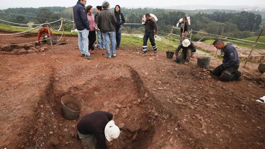 Excavaciones en el castilló de Gauzón, en 2016