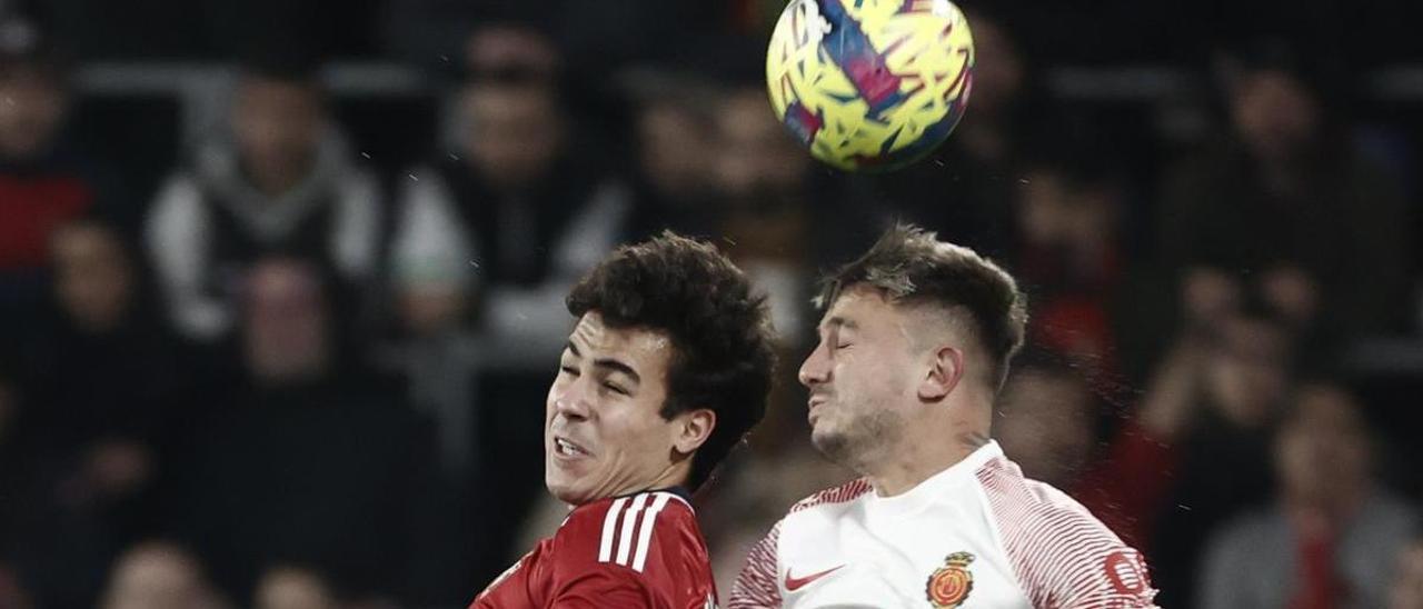 Maffeo cabecea durante el partido ante Osasuna.