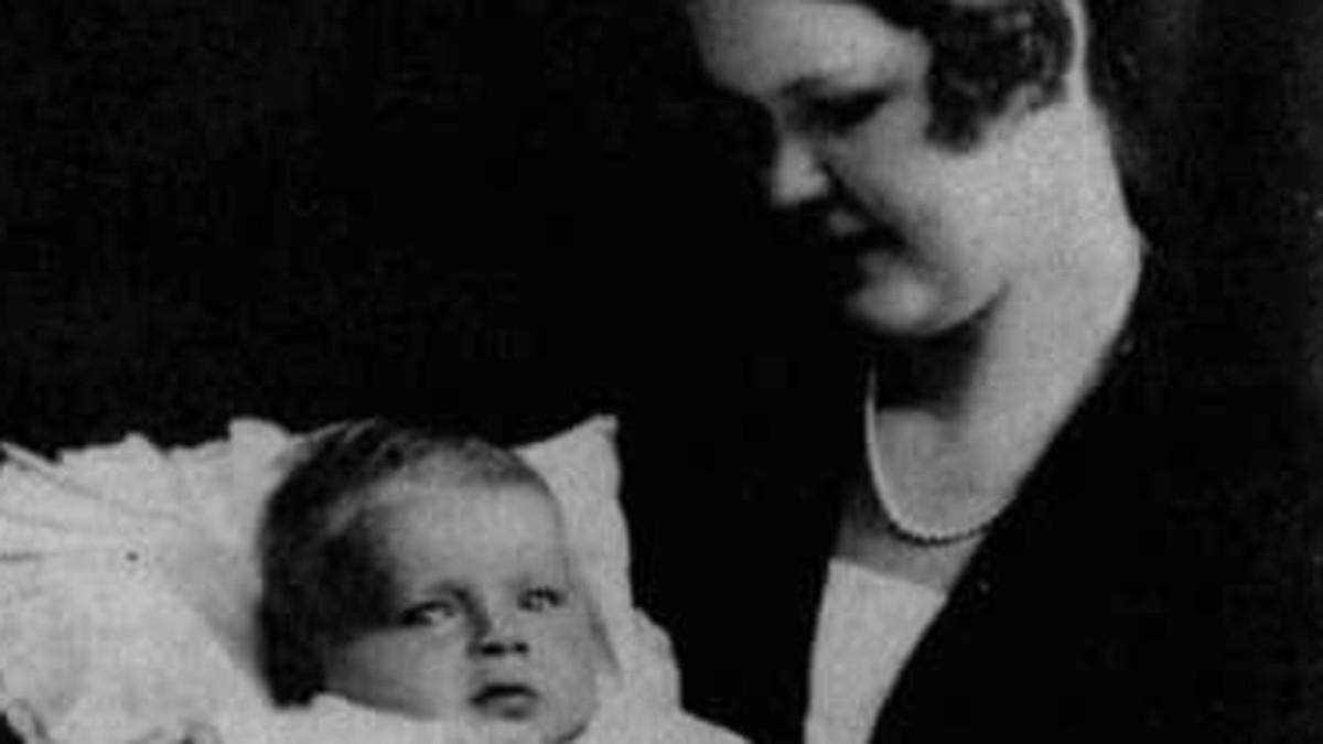 El niño Laszi Kubala en brazos de su madre Anna. Budapest, 1927