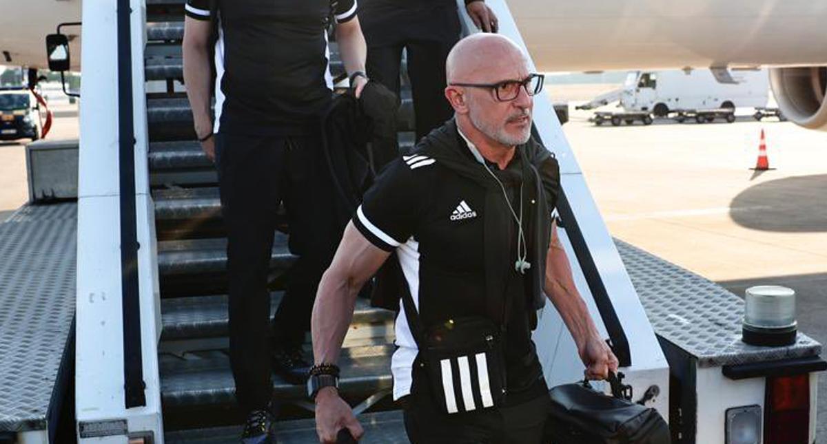 El seleccionador español, Luis de la Fuente, descendiendo del avión