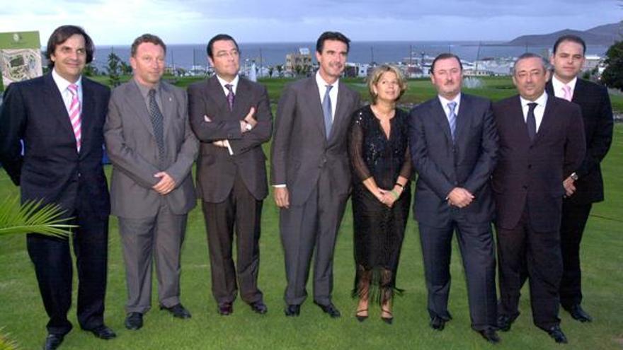 José M. Soria, Pepa Luzardo y Borja Ramos, cuando se inauguró el campo.  | lp/dlp