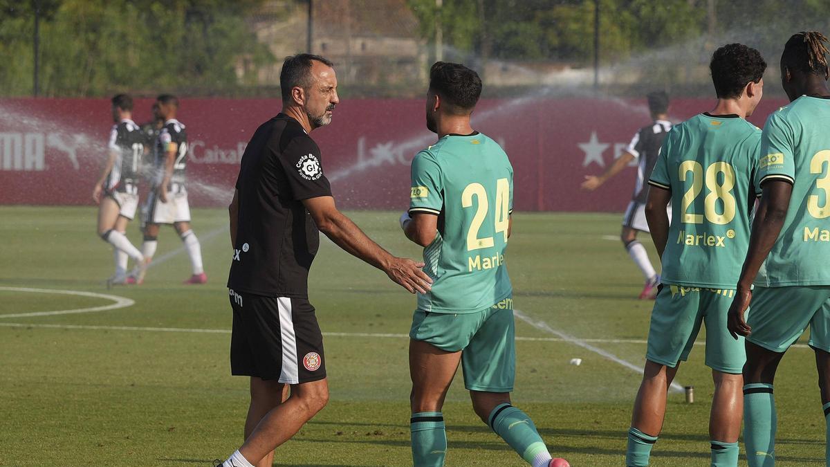 Quique Álvarez, que s’estrenarà a la banqueta del Girona, en l’amistós contra el Castelló.