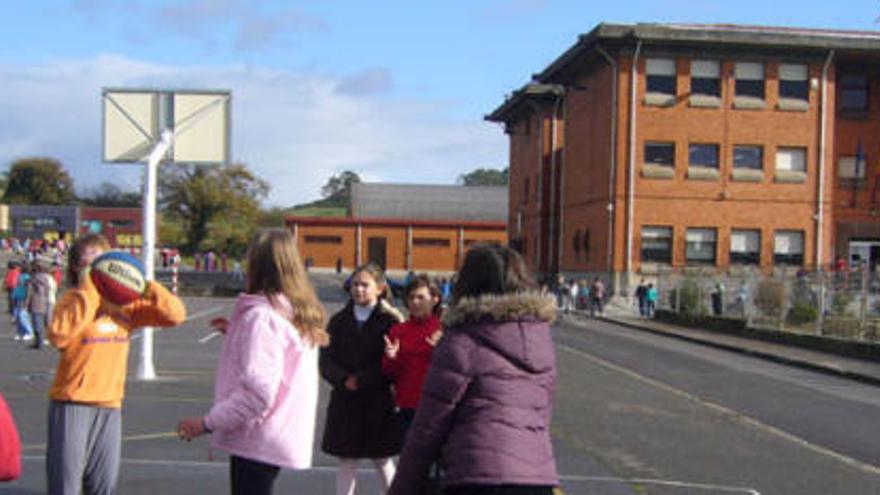 Varios alumnos del Colegio de Lugo de Llanera, practicando uno de los juegos cooperativos.