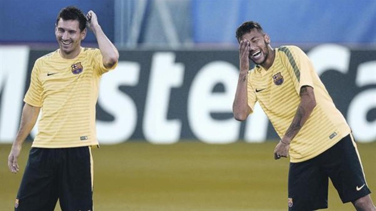 Messi y Neymar se divierten en el entrenamiento del Barça en el Parque de los Príncipes de París.