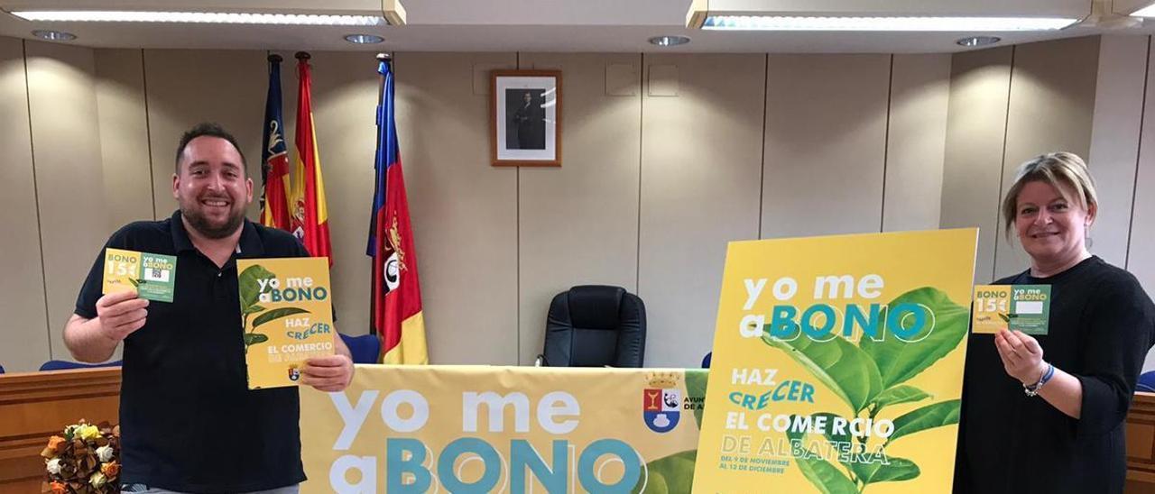 El concejal de Fomento y la alcaldesa presentan la campaña de &quot;Bonos Concumo&quot;