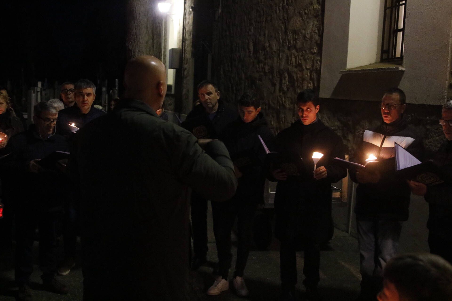 La procesión de las ánimas recorre el cementerio de San Atilano de Zamora con motivo de la noche de Difuntos y con la única iluminación de velas o faroles