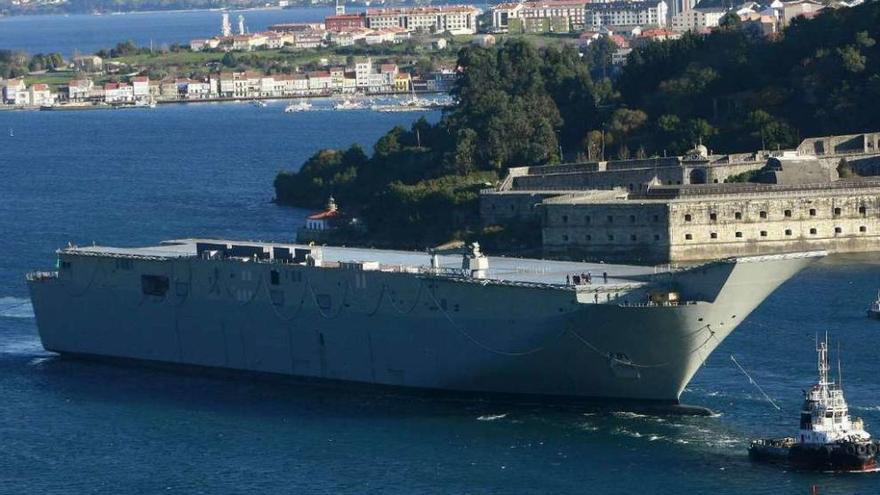 Salida del &#039;LHD Adelaide&#039; de la ría de Ferrol rumbo a Australia en diciembre de 2013.