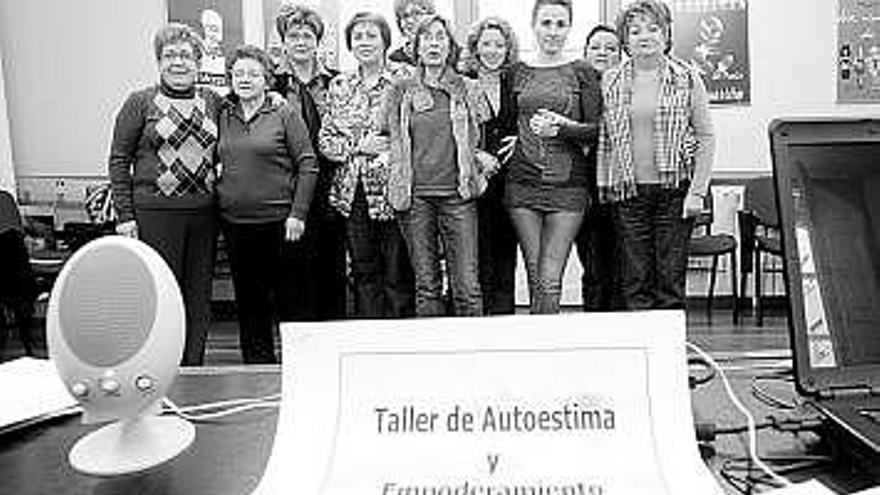 Participantes en el taller de autoestima.