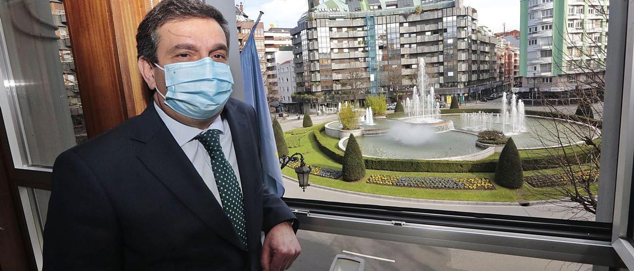 Luis Antuña, ayer, en la sede del Colegio de Médicos, con la fuente de la plaza de América al fondo. | Miki López