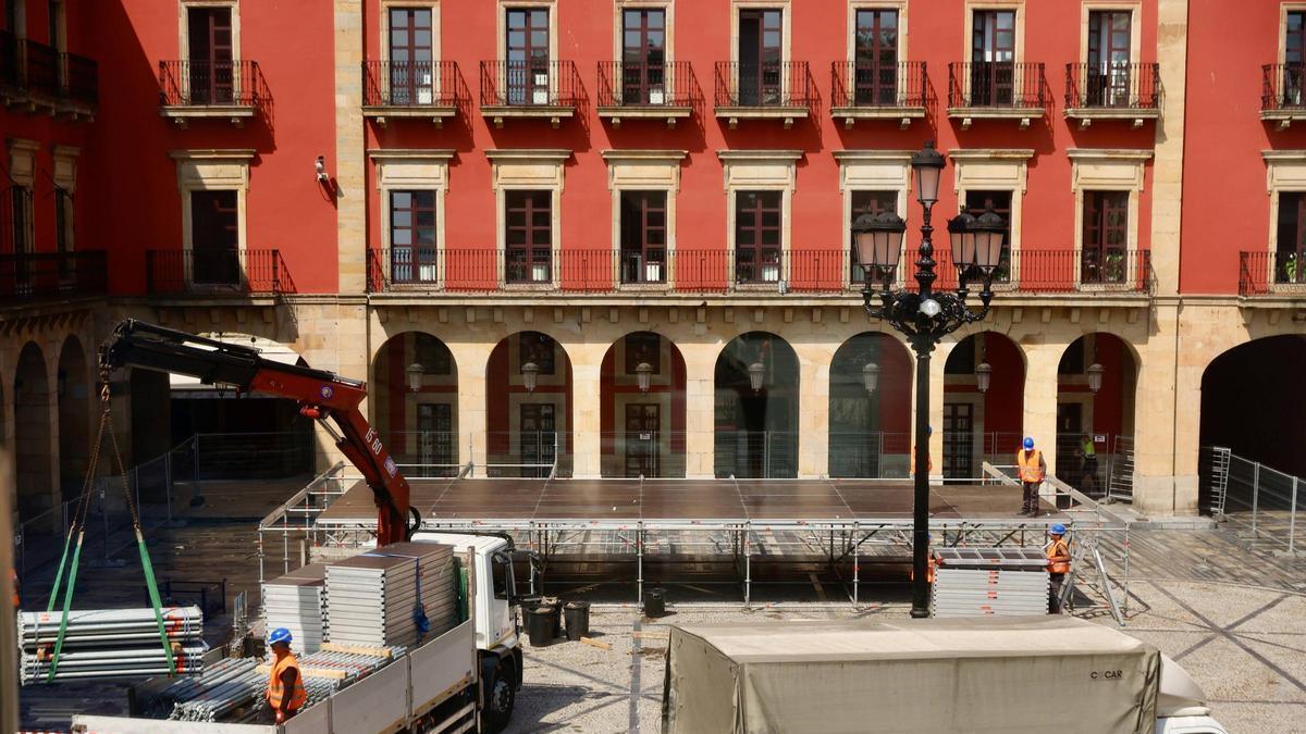 Preparativos esta semana para el escenario en la plaza Mayor.