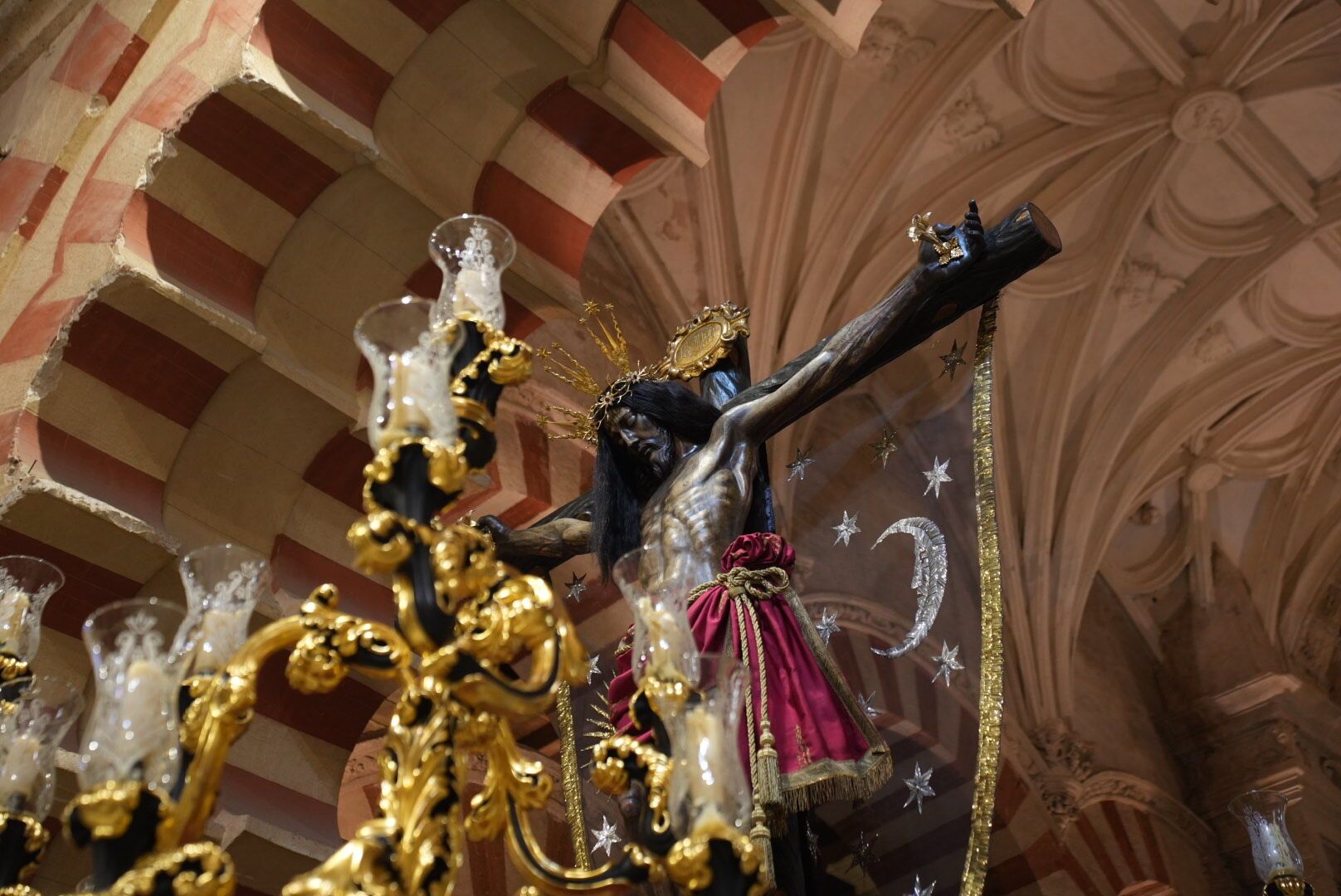 La imágenes del Magno Vía Crucis expuestas en la Mezquita Catedral