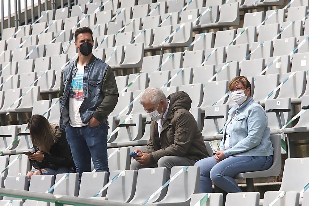 Aficionados asistentes al encuentro Córdoba CF-Cádiz B