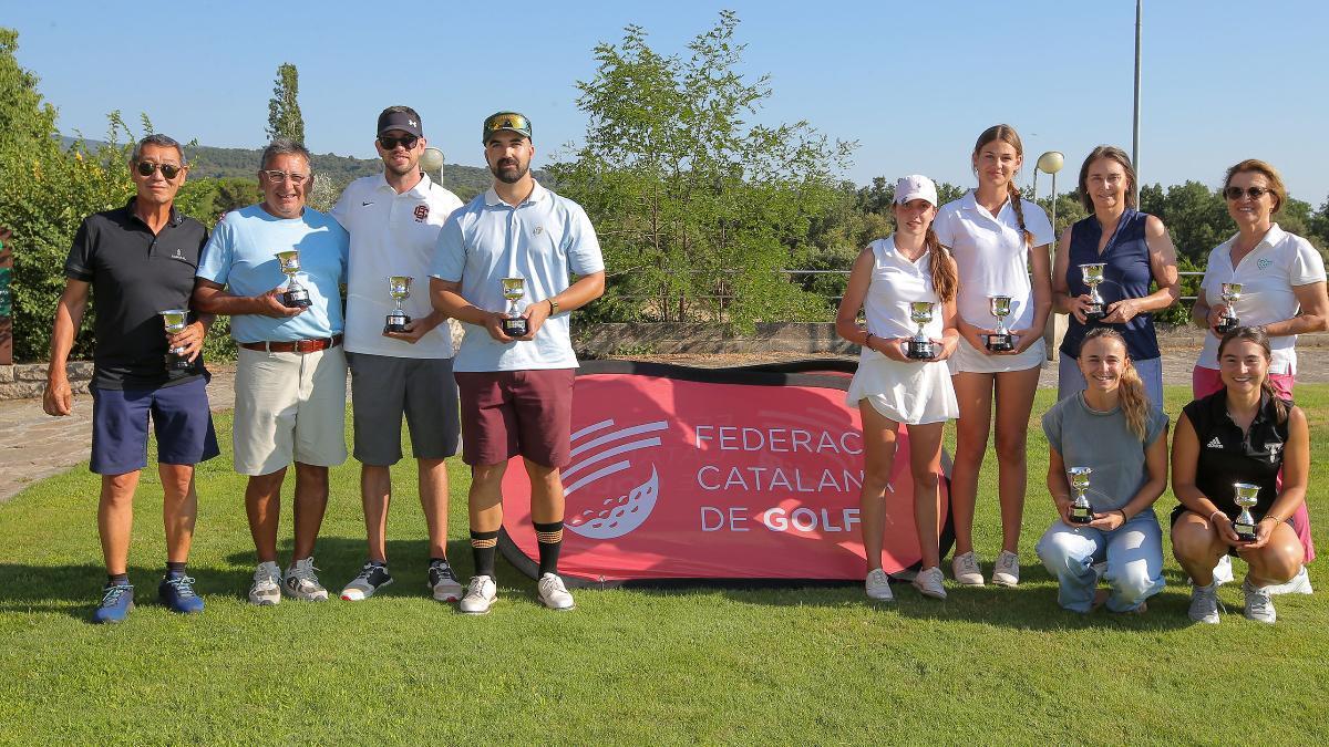 Els campions de les diferents categories, amb els seus trofeus
