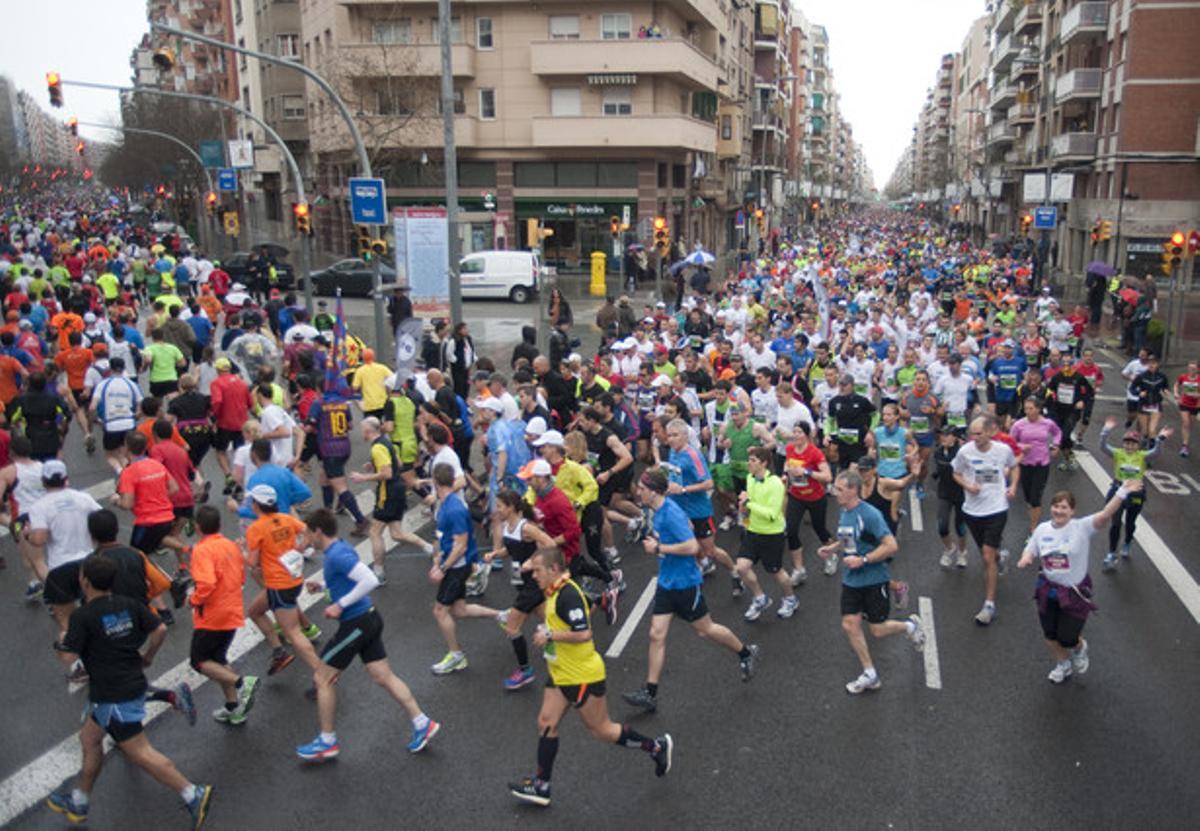 Els corredors de la marató de Barcelona, en el gir del carrer de Sants i l’avinguda de Madrid.
