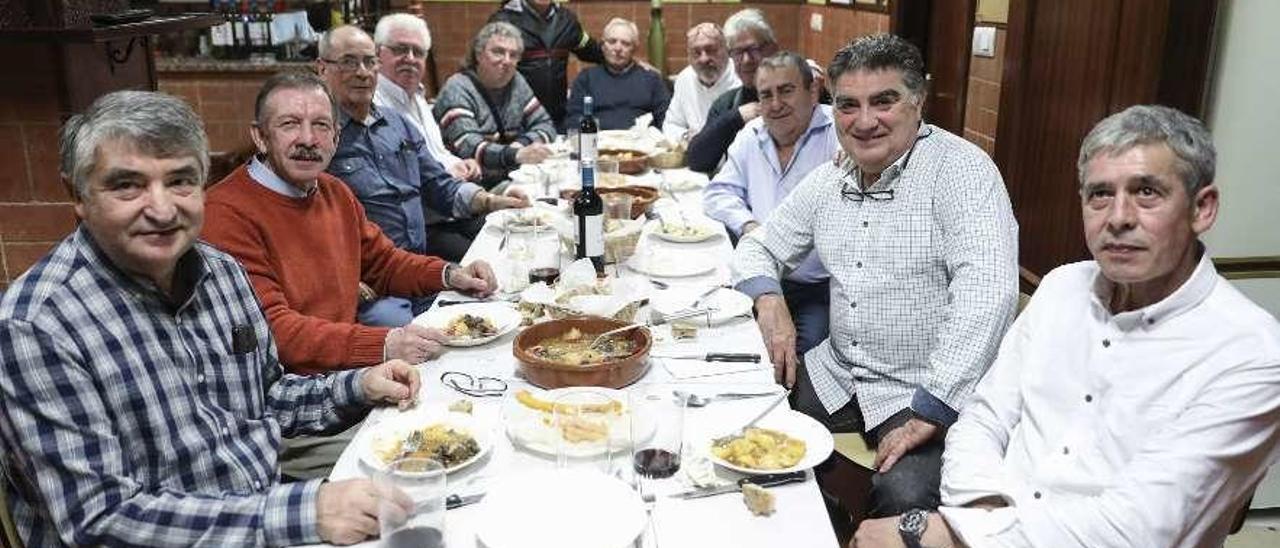 Miembros de la sociedad gastronómica &quot;Miau&quot;, en su sede de la calle Gran Capitán.