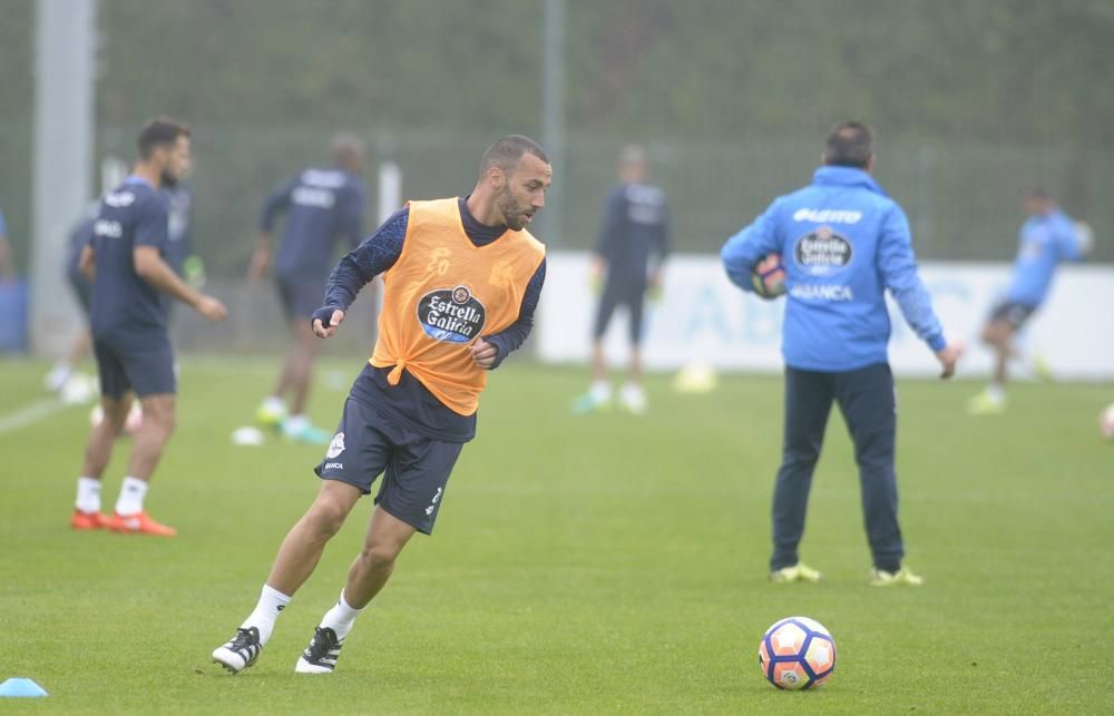 Los de Gaizka Garitano preparan el encuentro en Riazor con las bajas de Joselu y Carles Gil.