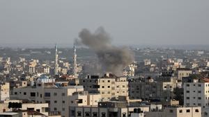 Columna de humo en Gaza