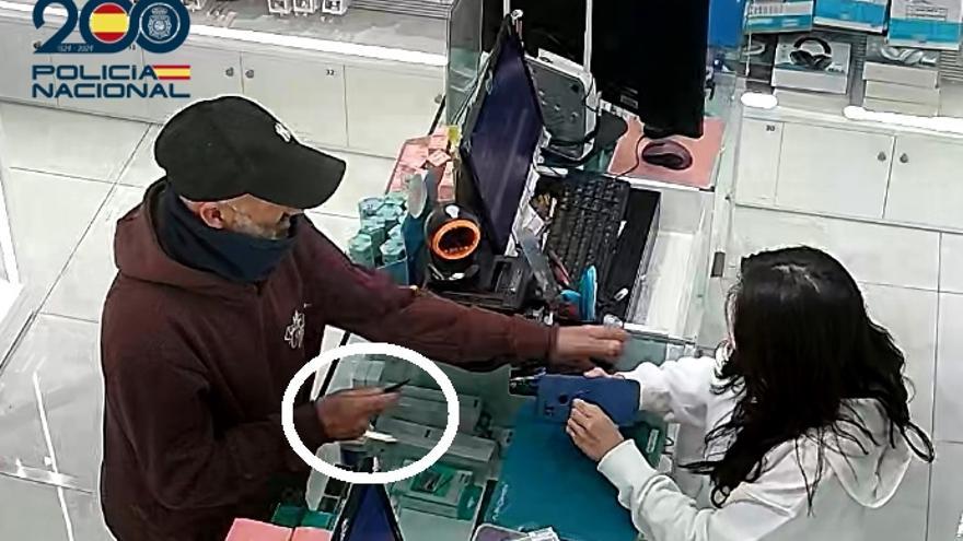 Detenido un hombre por amenazar con un cuchillo y robar en dos comercios de Triana