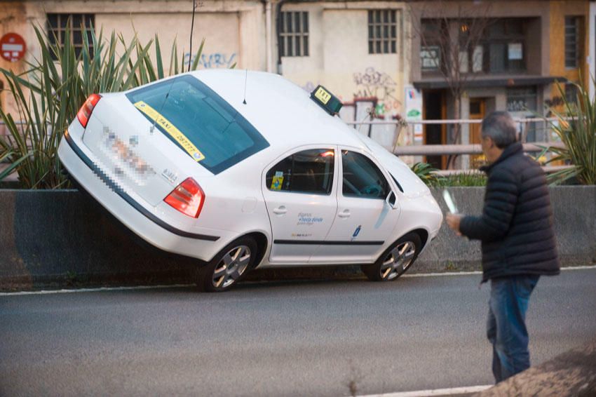 Un coche sin freno de mano se sube a la mediana de la avenida del Ejército