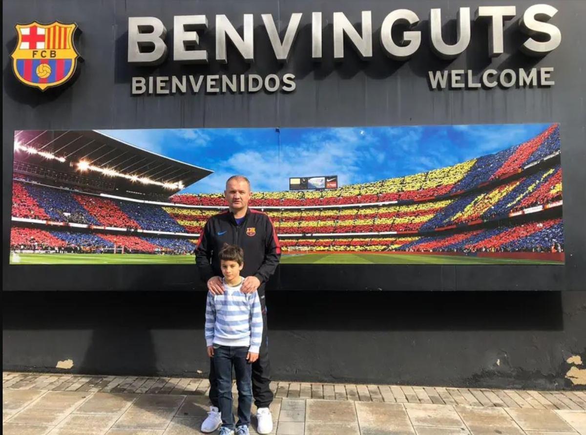 Lovro Chelfi el la entrada del Camp Nou en 2028.