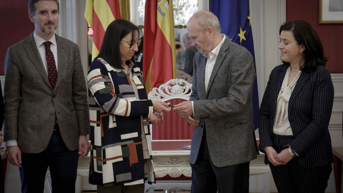 La presidenta de las Corts, Llanos Massó, recibe la memoria del Consell de Transparencia de manos de García Macho.