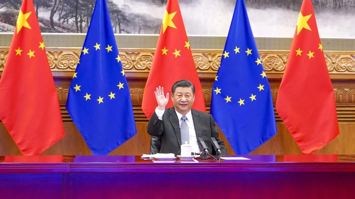 El presidente chino, Xi Jinping, posa frente a banderas chinas y de la UE, en una imagen de archivo.