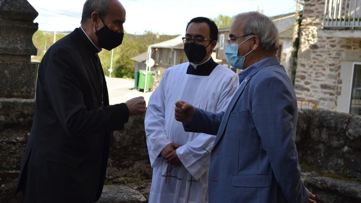 El obispo, el párroco y el alcalde de Requejo.