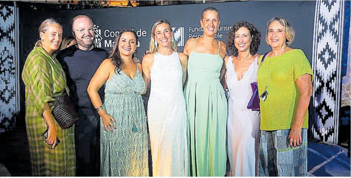María, Tommy, María, Montse, Cristina, Camino y Patricia.