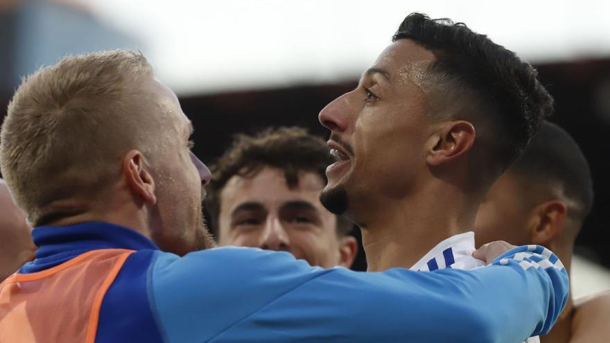 Maikel Mesa celebra uno de los nueve goles que ha marcado esta temporada con el Real Zaragoza. | ANDREEA VORNICU