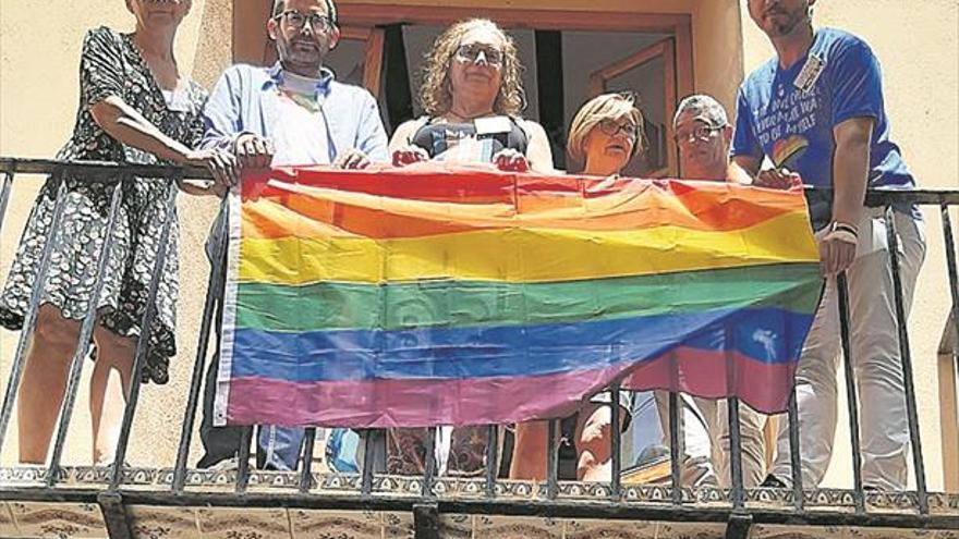Vox veta la bandera arcoíris en la fachada de Ca la Vila pese a contar con una única edila