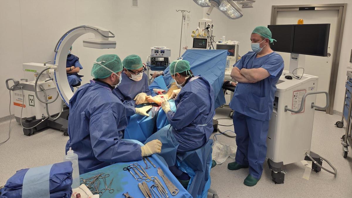 Dr. Rodrigo Díaz en quirófano.