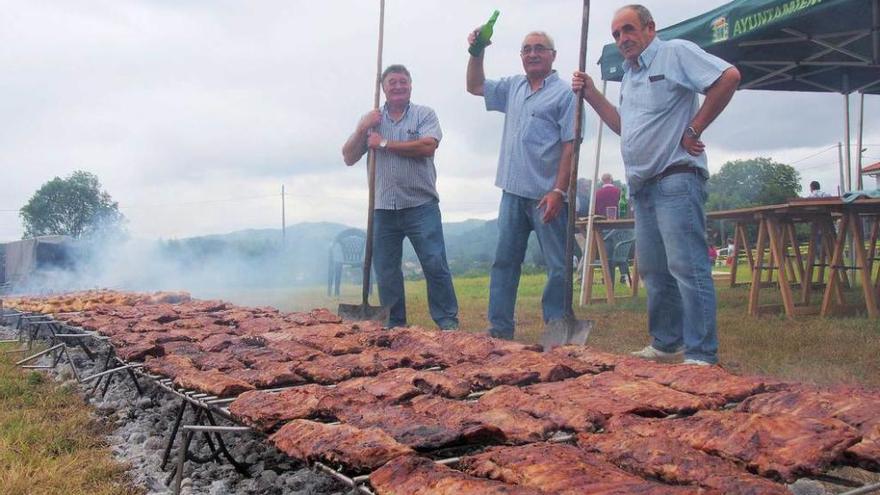 Avelino Álvarez, Literio Álvarez y Lisardo García, ayer, en Tiroco.