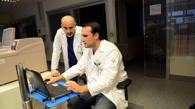 El residente José Arturo Rivera, con Ramón Rodríguez, jefe de Urgencias, en el hospital de Mieres.