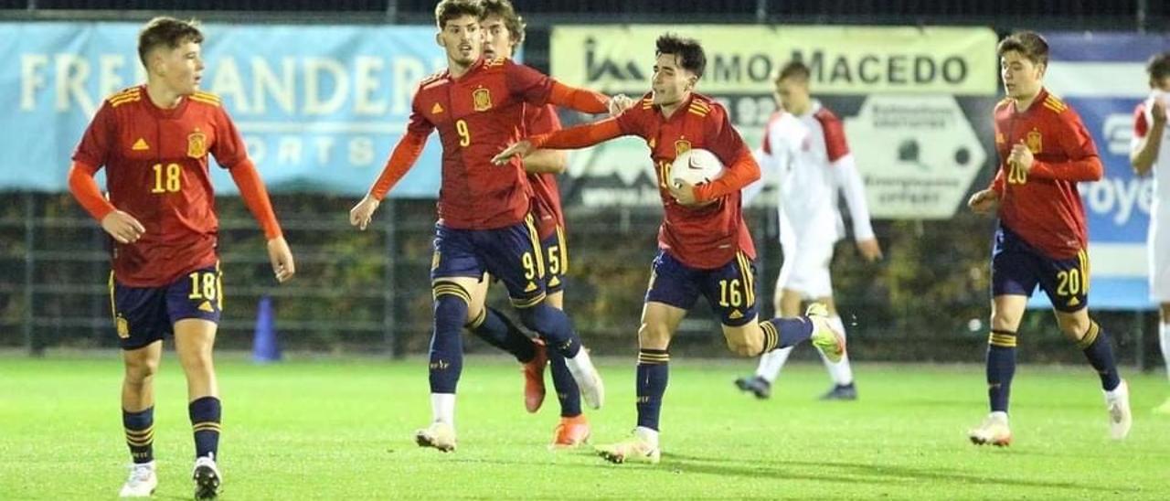 El mediocentro castellonense Rodrigo Alonso (16) y el delantero Álex Jiménez (9) brillan con la sub-19