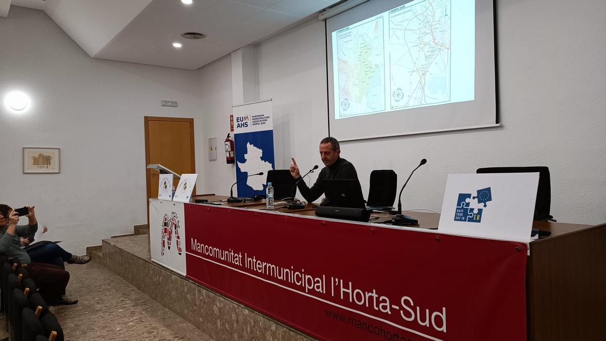 Julio Huerta, director de la Fundació Horta Sud, en la presentación de Serà Horta Sud