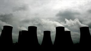 Steam billows from cooling towers at the Radcliffe Power Station near Nottingham in central England on May 25  2005  Business is booming in Europe s new market for trading pollution credits but doubts remain about the scheme s long-term ability to punch its weight in the fight against global warming  Picture taken May 25  2005  To match feature Environment-CO2-Trade      REUTERS Mike Finn-Kelcey