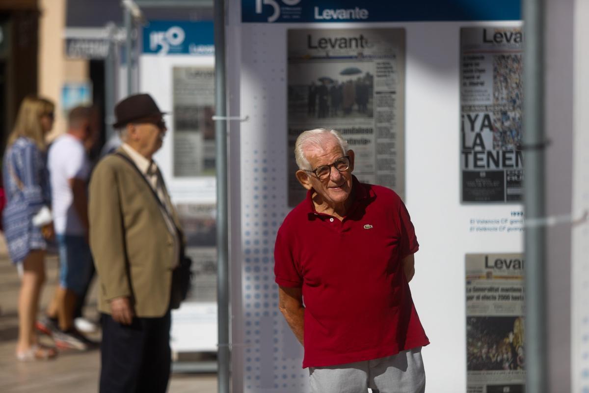 El público descubre la exposición de Levante-EMV en la plaza de la Reina de València El público descubre la exposición de Levante-EMV en la plaza de la Reina de València