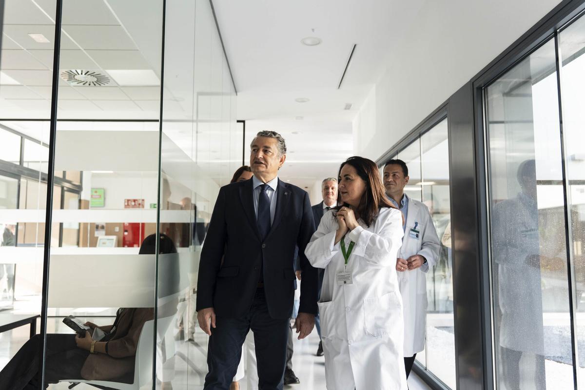 El consejero de Sanidad, Presidencia y Emergencias de la Junta de Andalucía, Antonio Sanz (1i), supervisa las instalaciones del nuevo centro de salud de la localidad almeriense de Benahadux.