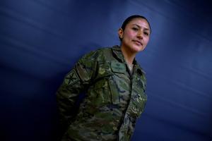 «Sorprenc més per ser àvia que per ser militar»