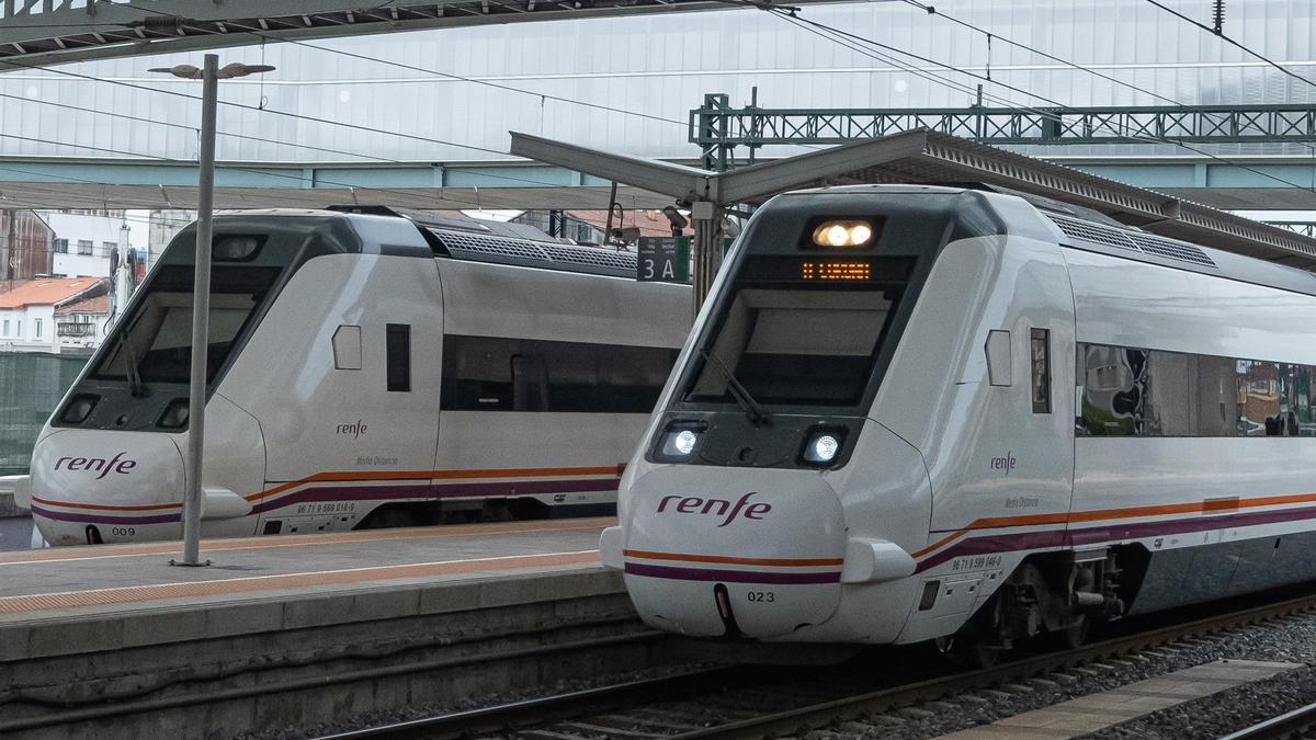 Trenes de cercanías parados en las vías de la estación de tren en Santiago de Compostela